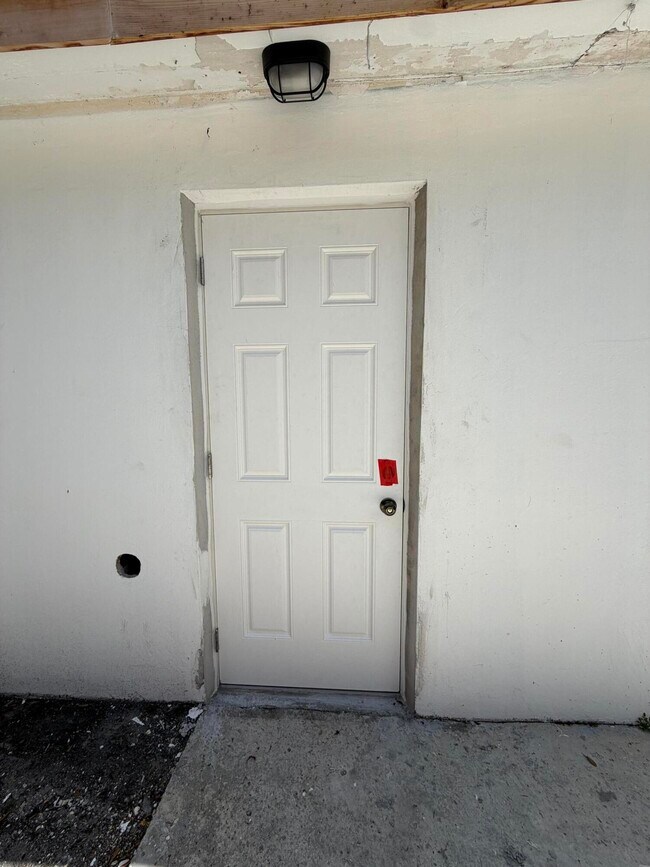 Building Photo - 411B NE 57th Ct