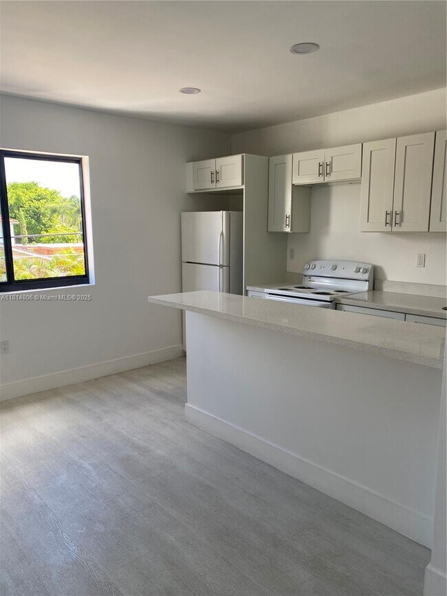 Building Photo - 1101 SW 12th Ct