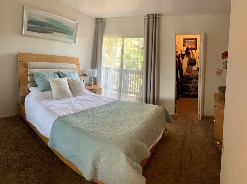 Bedroom/Closet - 6416 Friars Rd