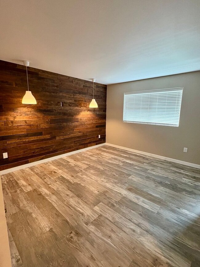 Building Photo - Central Point - Refined Townhouse with Dual Primary Suites