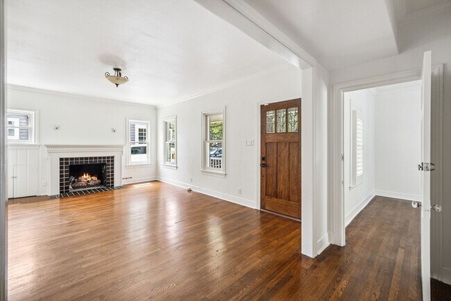 Building Photo - CHARMING 3-BEDROOM IN THE HEART OF ALAMO HEIGHTS