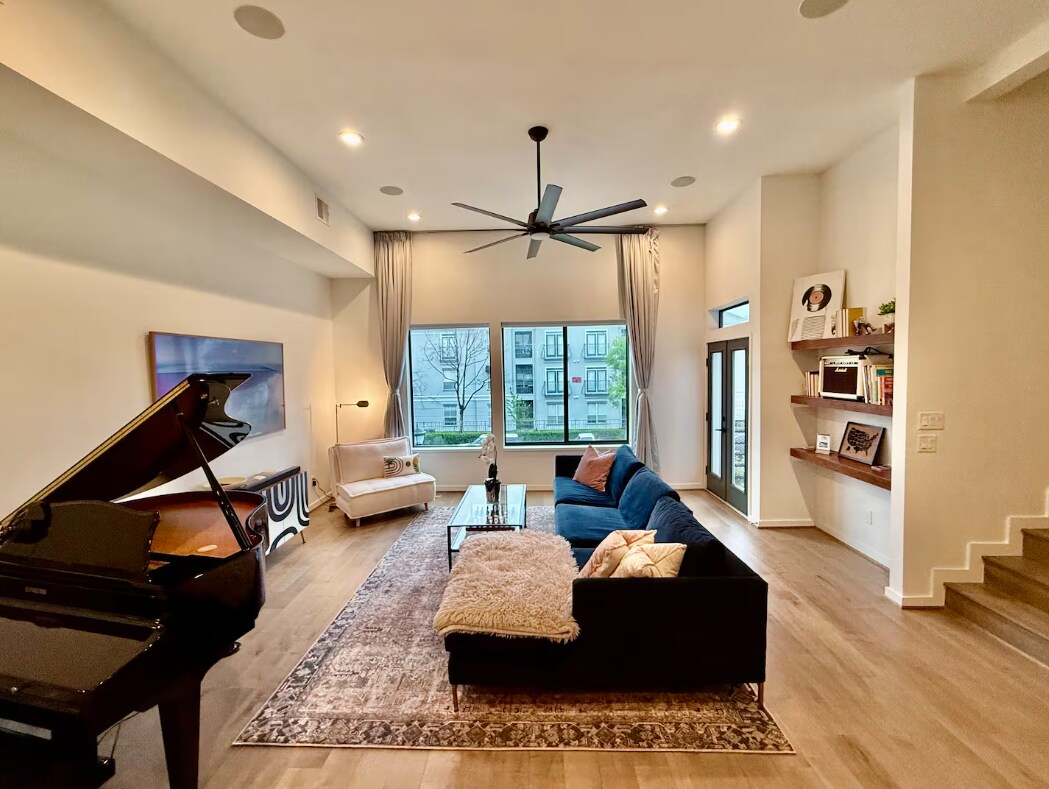 Building Photo - 513 Memorial Heights Dr