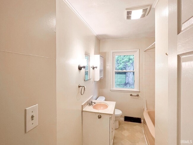 Building Photo - 2519 E 7th St