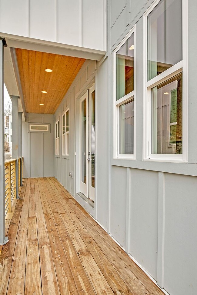 Building Photo - 425a 35th Ave N