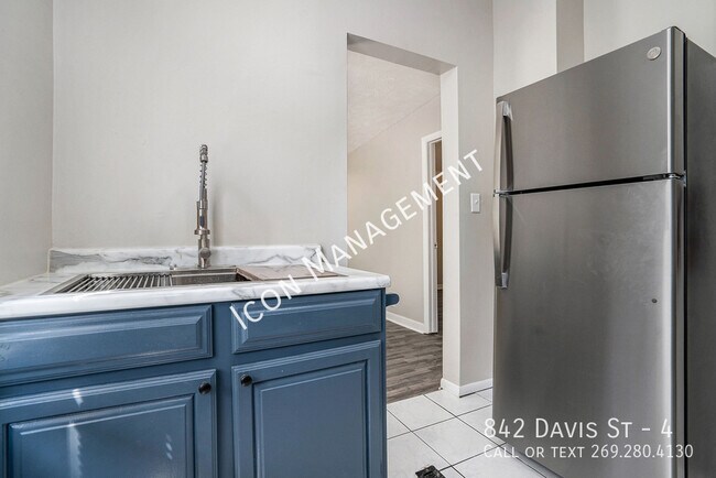 Building Photo - 842 Davis St