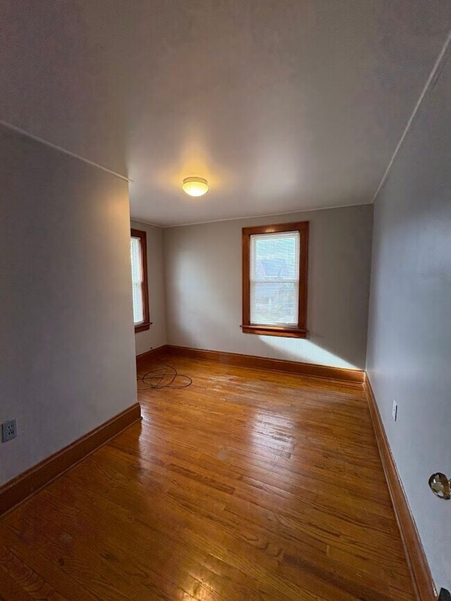 Building Photo - Three bedroom 1 1/2 bathroom home for rent