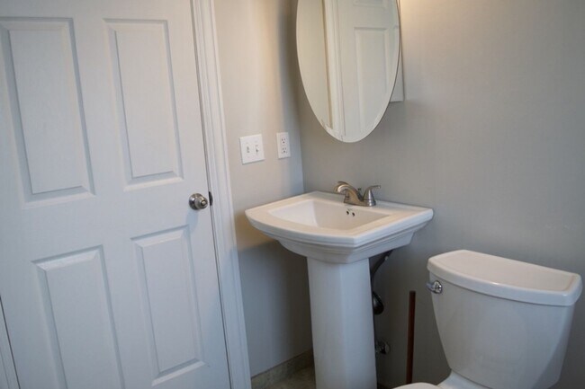 Building Photo - Conveniently Located 3 Bed 2 Bath House