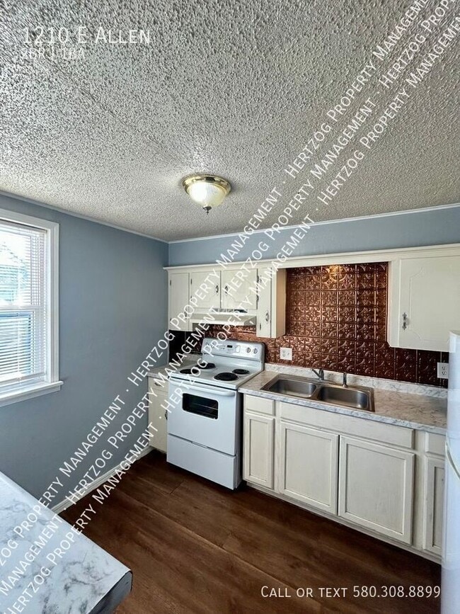 Building Photo - 1210 E Allen-