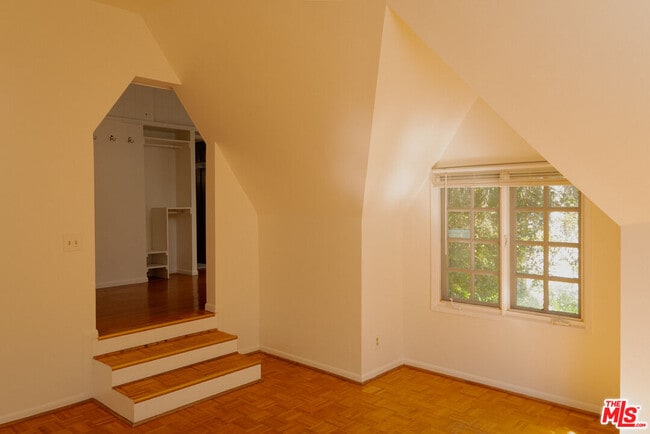 Building Photo - 2829 Beachwood Dr