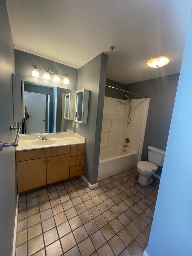 Building Photo - 1 bedroom condo conveniently located in up...