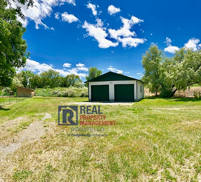 Building Photo - Beautiful Large 2 Bedroom 2 Bathroom Home ...