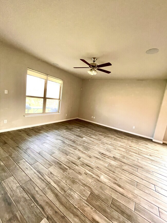 Building Photo - 15306 Comanche Grv