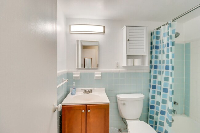 Building Photo - 2710 Macomb St NW