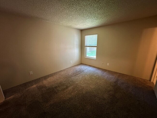 Building Photo - Location! Location! 2-bed 2-bath condo ove...
