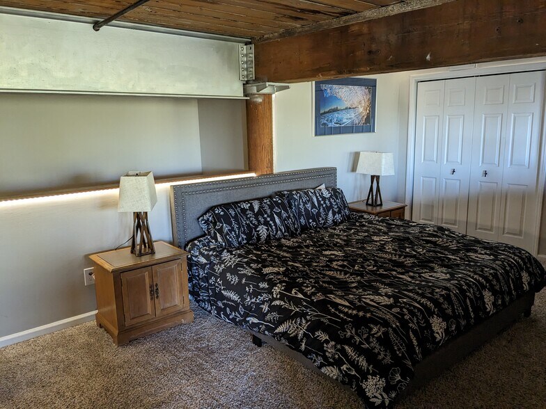Master Bed_CA King - 201 S Hoskins Rd