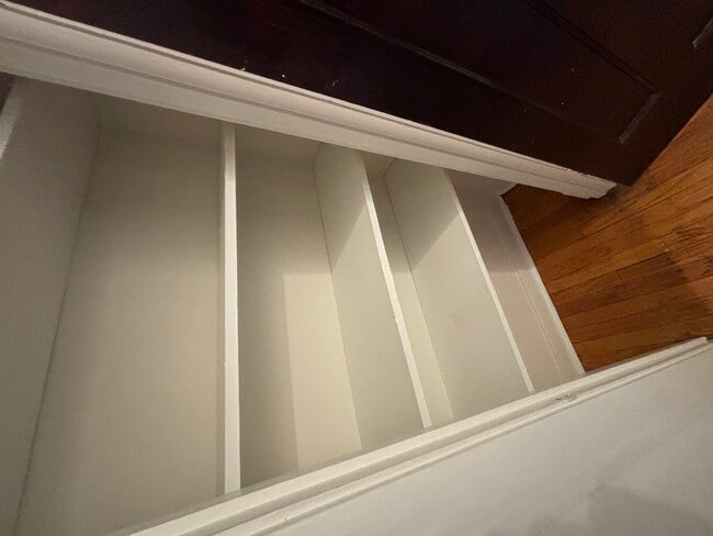 Building Photo - 2216 W Thome Ave