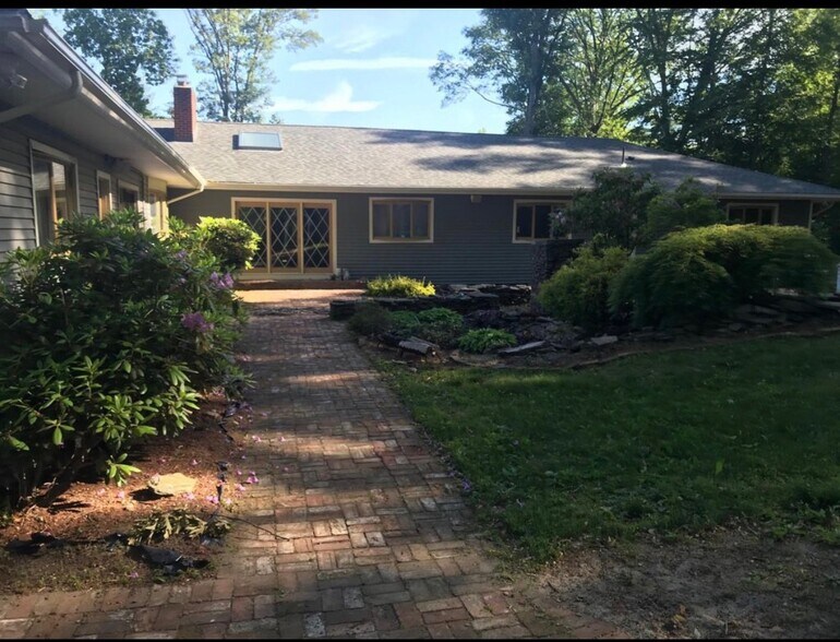 Building Photo - 828 Ridge Rd