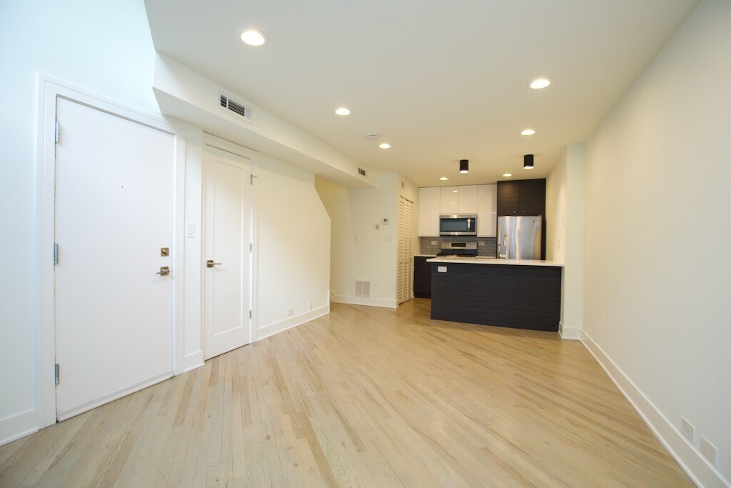 Building Photo - 843 W Grace St