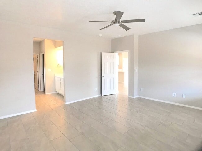 Building Photo - Los Lunas 3 bedroom! Tile Throughout! Refrigerated Air! Spacious living area