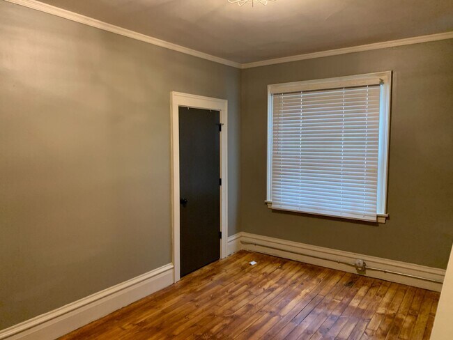 Building Photo - 827 S Braddock Ave