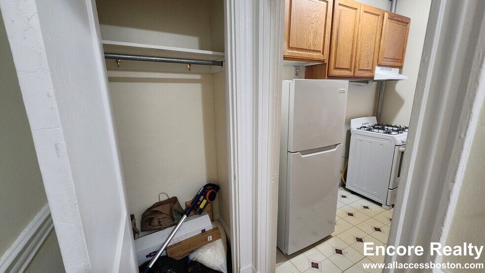 Building Photo - 352 Riverway