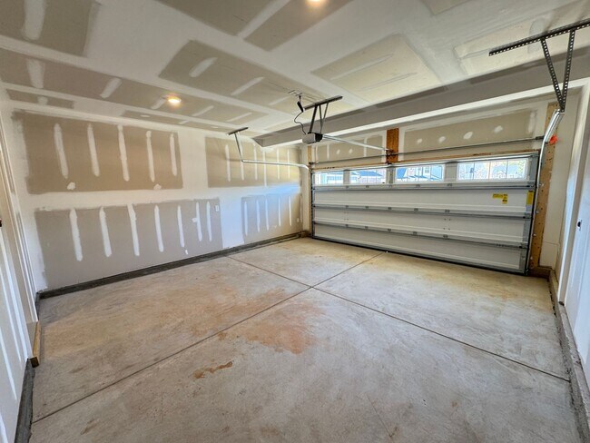 Building Photo - LIKE-NEW 4 Bed/4 Bath in N. Raleigh!