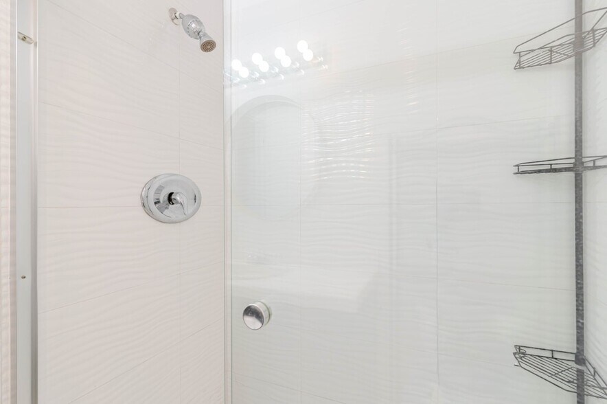 Building Photo - 13543 Moorpark St