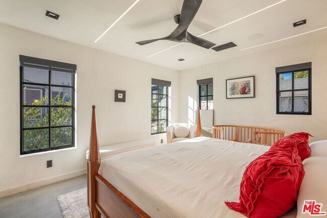 Building Photo - 1142 Poinsettia Dr