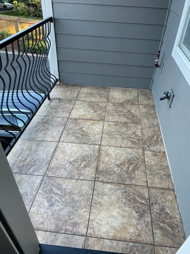 Building Photo - Happy Valley Townhome! 2Bed + Den/Office w/ 2.5 Bath ~ Garage, Washer/Dryer ~ Convenient to PDX A...