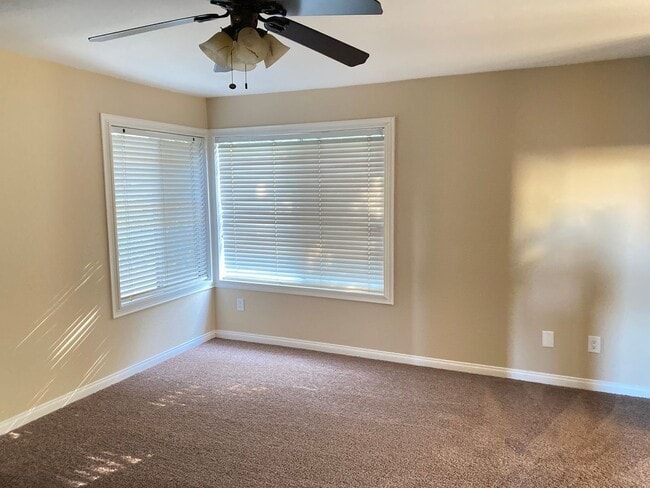 Building Photo - Single story 3 bed, 2 bath pool home