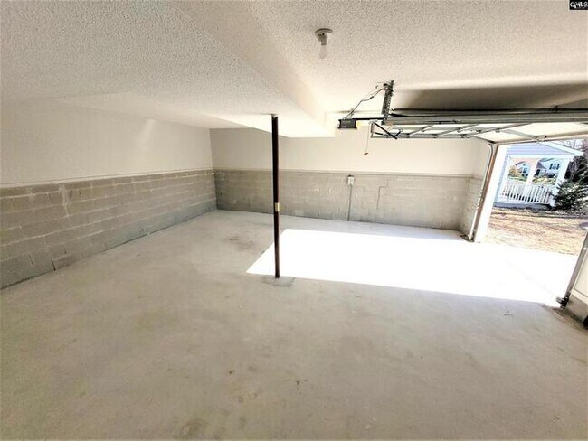 Building Photo - 252 Cherry Grove Dr