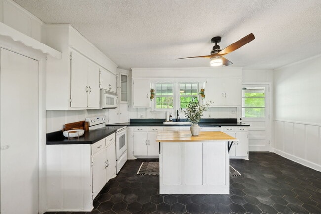 Building Photo - 1155 Ridge Hill Rd