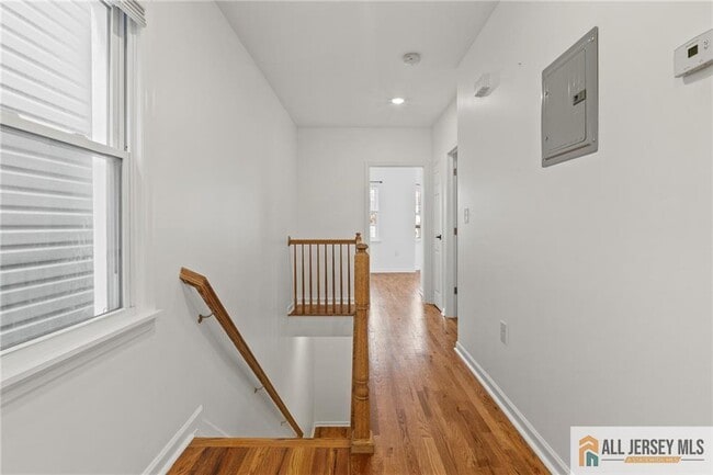 Building Photo - 362 1/2-362 New St