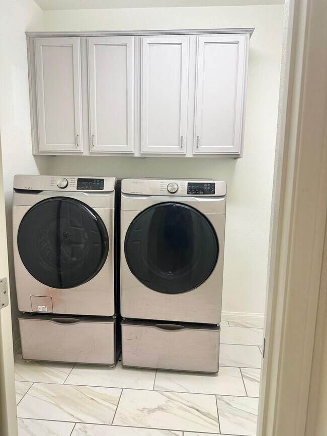 Building Photo - 4Bdrm/2.5bath Single Family Home - Fully Furnished