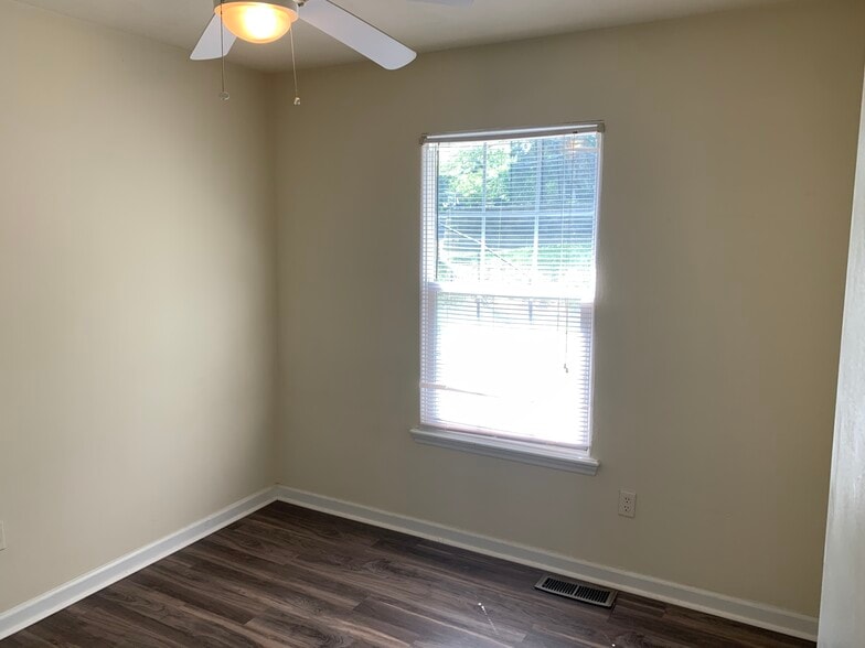 Building Photo - 415 Laurence Ln