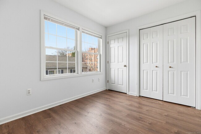 Building Photo - 48 Strawberry Hill Ave