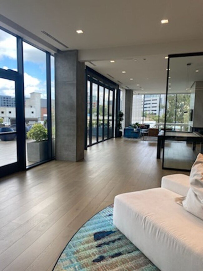 Building Photo - High Rise Condo Living at Its Best!!!!