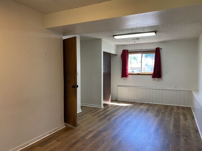 Building Photo - STUDENTS WELCOME! 4 Bed 3 Bath Home in West Ft Collins w/ Garage and Fenced Yard - Lawn Care Incl...