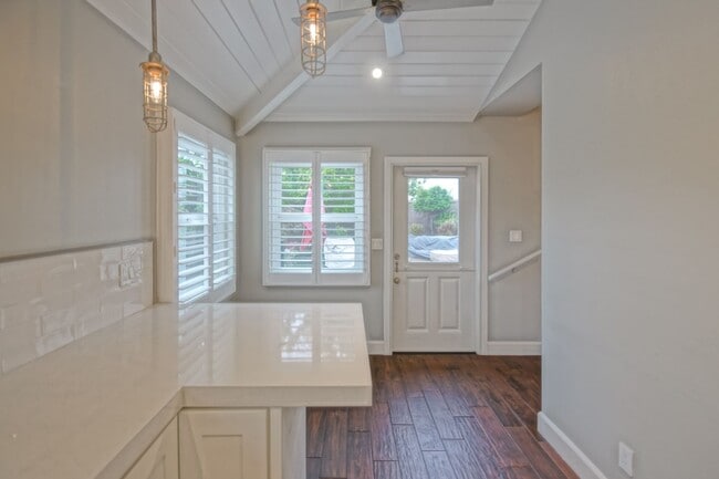Building Photo - BEAUTIFULLY REMODELED, BRIGHT & AIRY HILLS...
