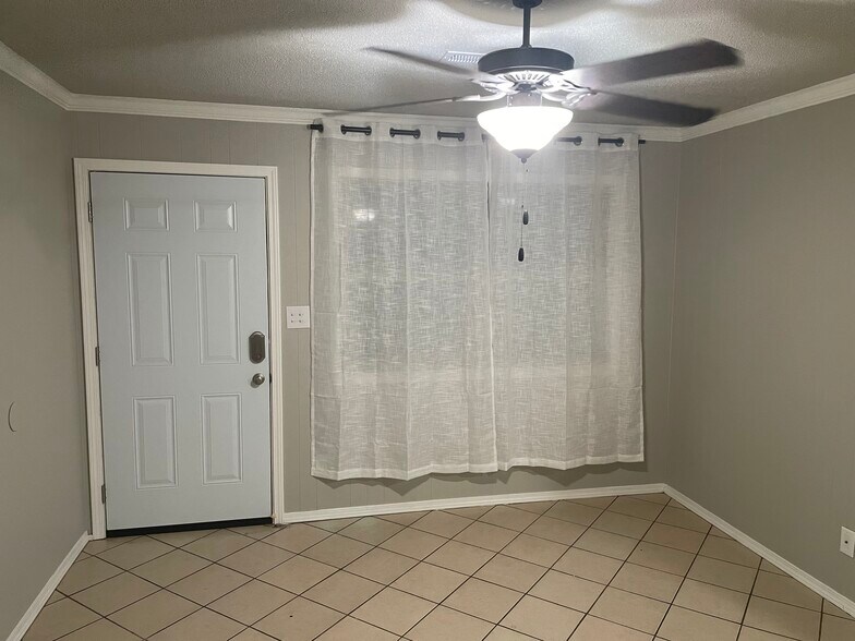 Living room - 1185 N Double Springs Rd