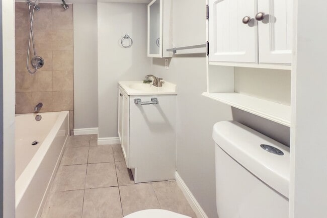 Building Photo - Comfortable 2 Bed, 2 Bath Pet-Friendly Home with Central Air & Cozy Flooring! - Available on June...