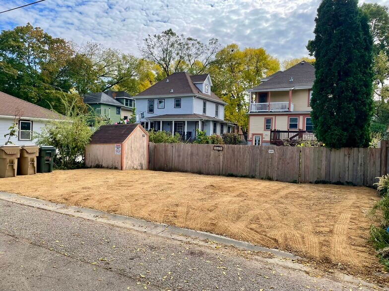 Shared parking area - 1326 Vilas Ave
