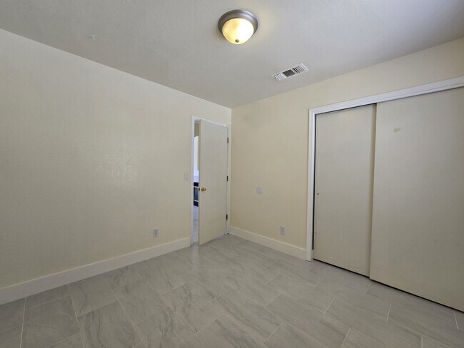 Building Photo - 7980 N Siskiyou Dr