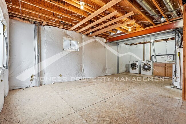 Building Photo - Spacious Home with Central AC and Washer/Dryer