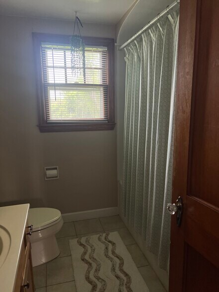 Bathroom - 1004 Desnoyer St