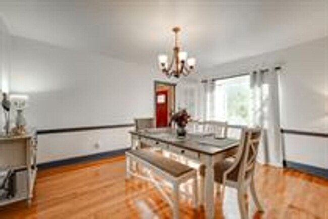 Building Photo - Beautiful Brick Home In A Desirable Location