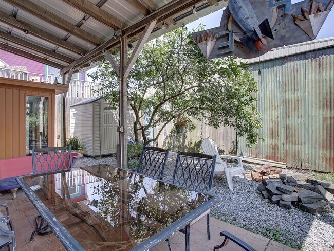 Building Photo - 617 Lyons St