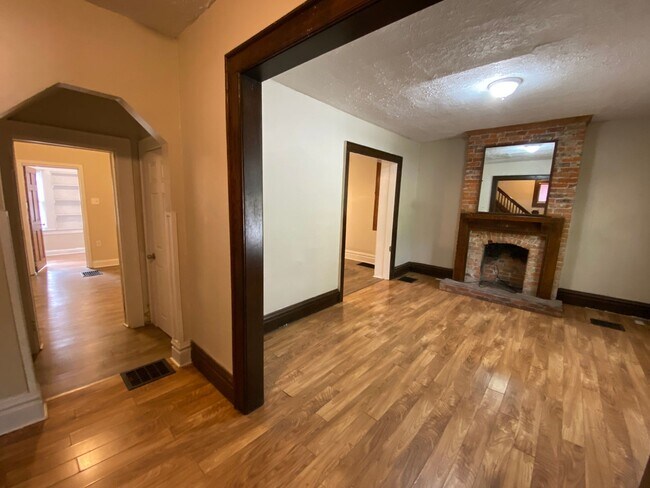 Building Photo - 321 E 20th Ave