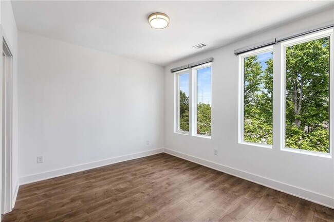 Building Photo - 1225 Chelsea Cir NW