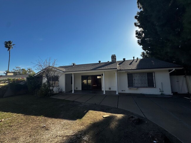 Building Photo - SPACIOUS 3 BEDROOM 2.5 BATH IN THE HEART O...